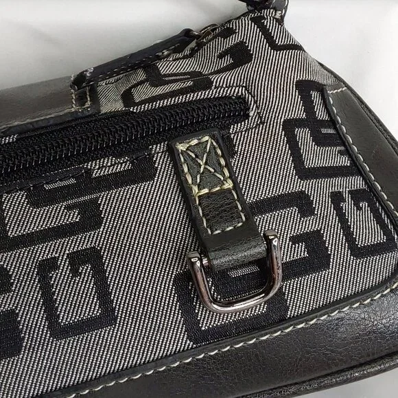 'GUESS' STUDDED MONOGRAM SHOULDER BAG SIGNATURE BIMBO BAGUETTE - Picture 8 of 16